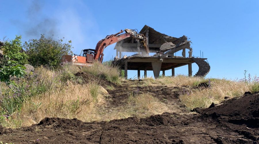 Mascali, abbattuto dal Comune l’ecomostro di Montargano