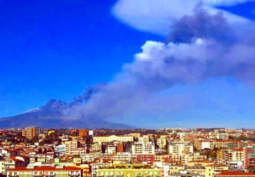 Un "viaggio" nel pericoloso abusivismo edilizio dei paesi attorno al Vulcano