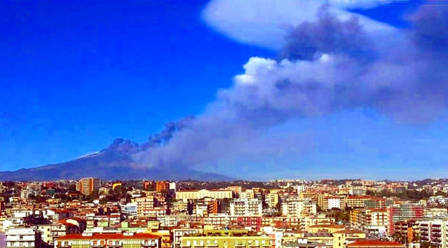 Un “viaggio” nel pericoloso abusivismo edilizio dei paesi attorno al Vulcano