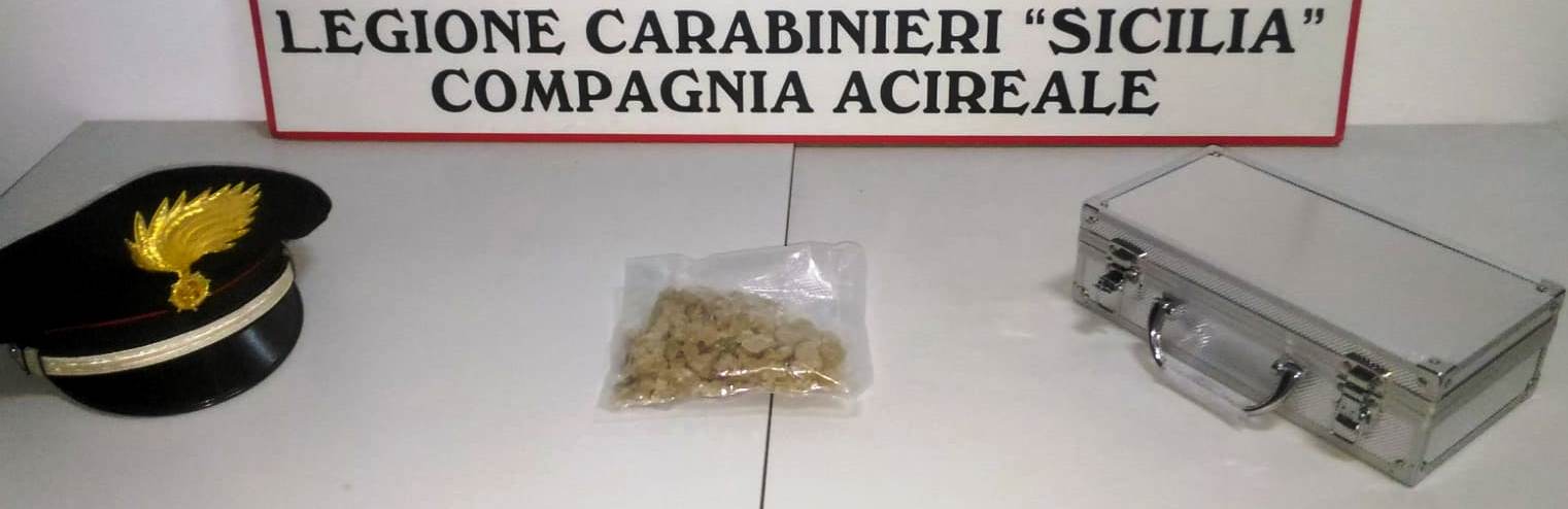 Acireale, pizzicato con la valigetta piena di “ecstasy”: arrestato 34enne
