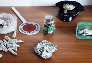 Dai domiciliari calava la droga ai clienti &ldquo;co&rsquo; panaru&rdquo;: arrestato