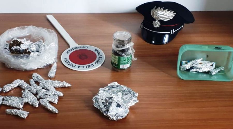 Dai domiciliari calava la droga ai clienti “co’ panaru”: arrestato