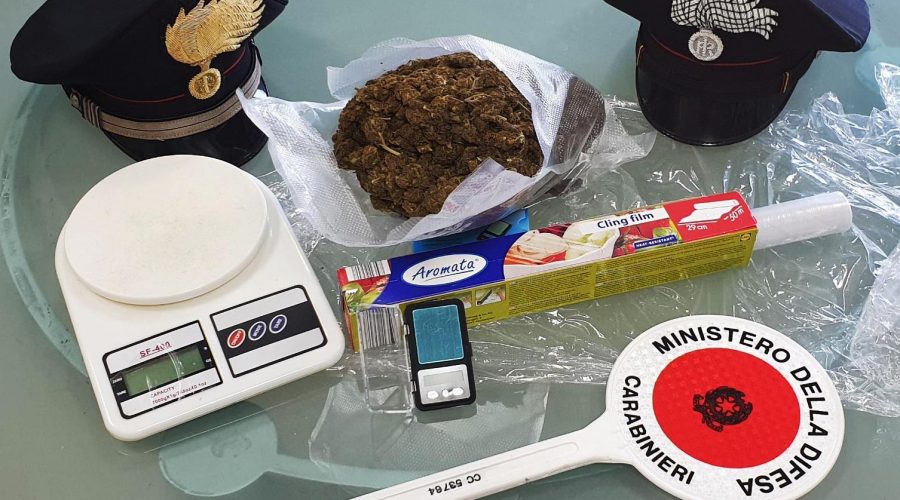 Aveva appena fatto il carico di “erba”: preso con mezzo chilo di marijuana