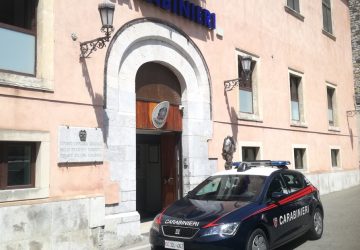 Taormina, rubano un motociclo caricandolo su un furgone: arrestati dai Carabinieri