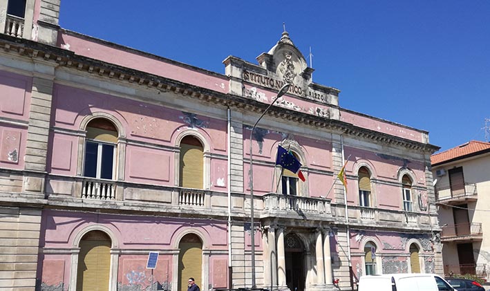 Riposto, una raccolta fondi per restaurare la facciata del glorioso Istituto Nautico