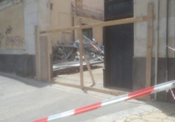 Catania, operai travolti da un pesante cancello. Intervento dei Vigili del fuoco