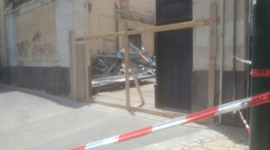 Catania, operai travolti da un pesante cancello. Intervento dei Vigili del fuoco