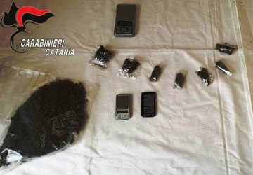 Santa Venerina, nascondeva in casa e nell&rsquo;auto &ldquo;l&rsquo;erba&rdquo; da spacciare: arrestato