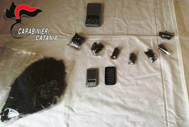 Santa Venerina, nascondeva in casa e nell’auto “l’erba” da spacciare: arrestato