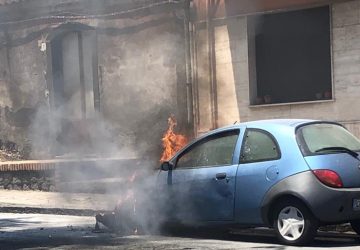 Giarre, incendio auto in via Luminaria. Intervento dei VVf