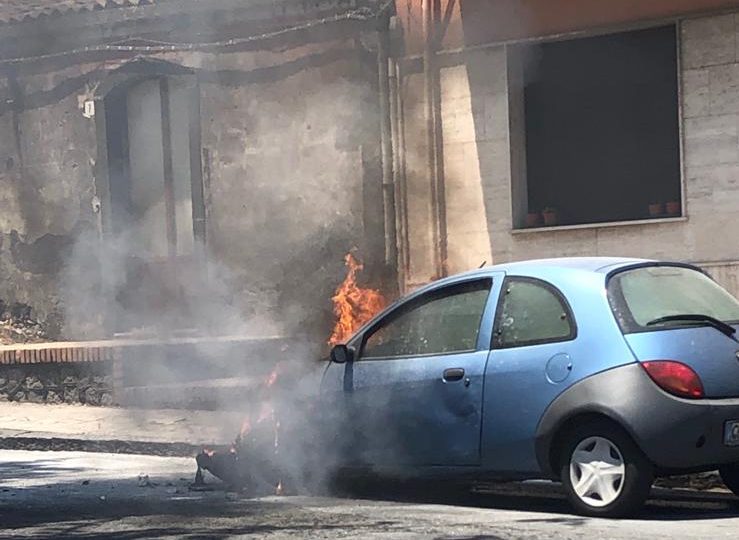 Giarre, incendio auto in via Luminaria. Intervento dei VVf
