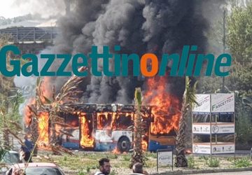 Catania, a fuoco bus Amt nei pressi del centro commerciale Porte di Catania FOTO VIDEO