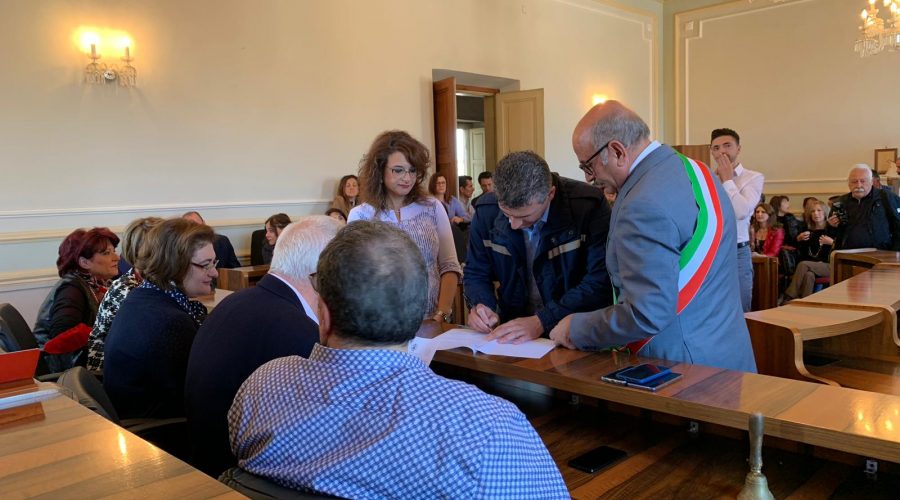 Riposto, gli ex 68 precari in forza al Comune hanno firmato il contratto a tempo indeterminato