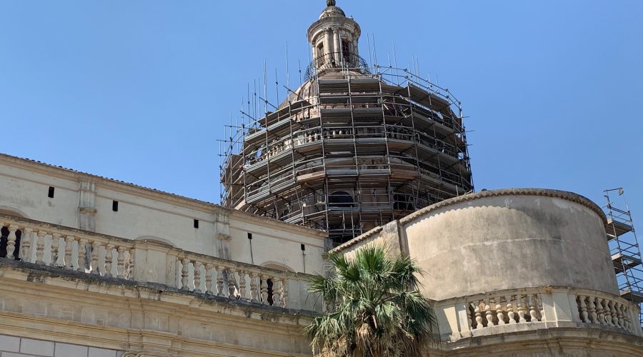 Giarre, cantieri Duomo quasi completo il ponteggio sulla cupola