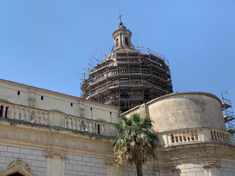 Giarre, cantieri Duomo quasi completo il ponteggio sulla cupola