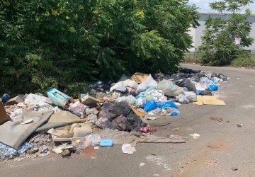 Giarre, bomba ecologica dietro un centro commerciale. E nessuno vede
