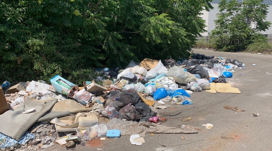Giarre, bomba ecologica dietro un centro commerciale. E nessuno vede