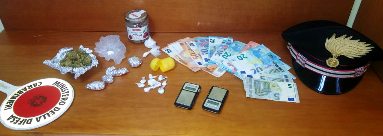 Ramacca,  “coca”, “erba” e denaro occultati nell’auto e nella sua casa