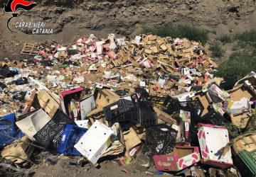 Biancavilla, denunciato il titolare di un&rsquo;Azienda agricola che sversava rifiuti in un terreno.