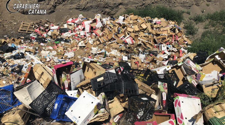 Biancavilla, denunciato il titolare di un’Azienda agricola che sversava rifiuti in un terreno.