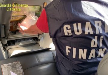 Colpo della Guardia di finanza, sequestrati 13 chili di cocaina. Fermato un corriere