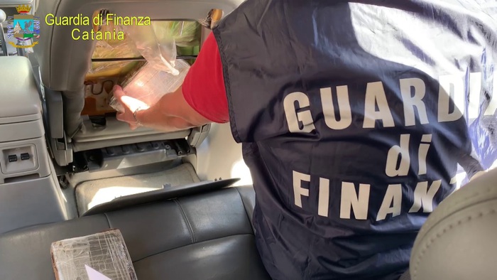 Colpo della Guardia di finanza, sequestrati 13 chili di cocaina. Fermato un corriere