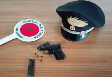 Patern&ograve;, nascondeva dentro il calciobalilla una pistola con il colpo in canna: meccanico in manette