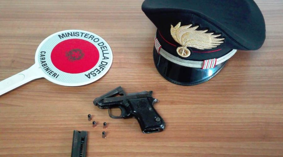 Paternò, nascondeva dentro il calciobalilla una pistola con il colpo in canna: meccanico in manette