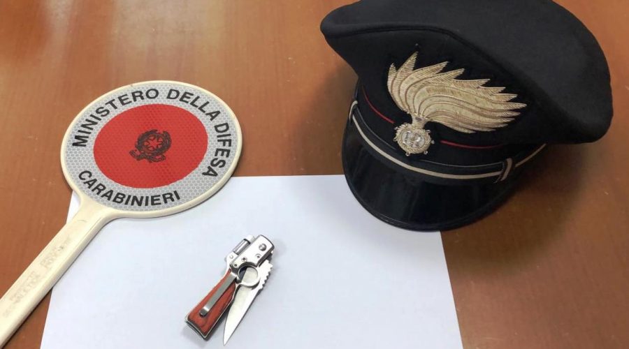 Aci Sant’Antonio, butta fuori di casa la convivente a calci e pugni: arrestato