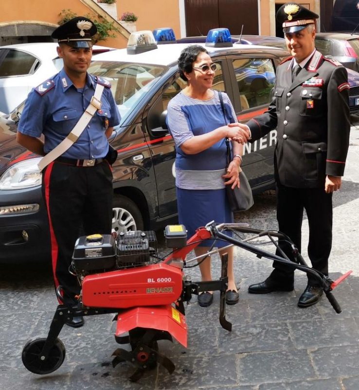 Catania, carabinieri donano motozappa all’associazione “Madonna della Tenda” di Acireale
