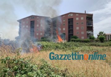 Giarre, vasto incendio nel quartiere Jungo. Paura tra gli abitanti VIDEO