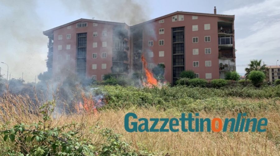 Giarre, vasto incendio nel quartiere Jungo. Paura tra gli abitanti VIDEO