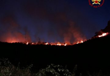 Collina di Vampolieri, vasto incendio ha minacciato le abitazioni. Intervento dei Vigili del fuoco
