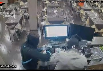Zafferana Etnea, assaltano ristorante a mano armata: catturati i tre rapinatori VIDEO
