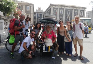 Dalla Brianza fino alla Sicilia su una carrozzina elettrica: ecco l'impresa del 70enne Paolo