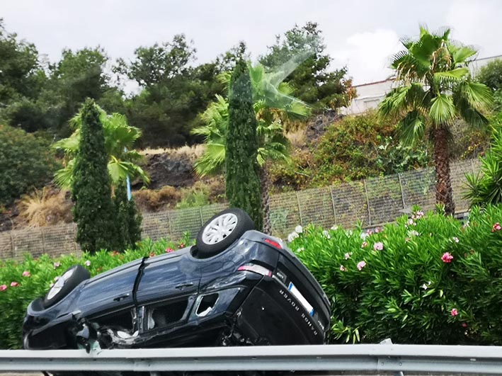 Auto si ribalta sulla Tangenziale di Catania: rallentamenti della circolazione