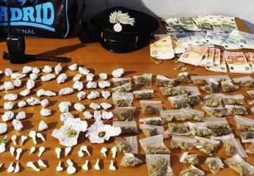 Catania, fugge con la tracolla piena di &ldquo;coca&rdquo; e &ldquo;erba&rdquo;: arrestato