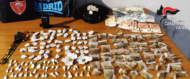 Catania, fugge con la tracolla piena di “coca” e “erba”: arrestato