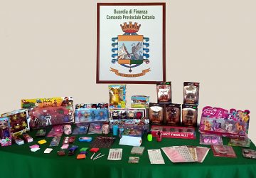 Vendita prodotti illegali, sequestrati 7 milioni di articoli dalla Gdf. Controlli a Giarre, Misterbianco e Patern&ograve;