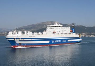 Traghetto della Grimaldi fermo in mare, paura a bordo