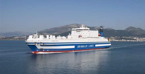 Traghetto della Grimaldi fermo in mare, paura a bordo