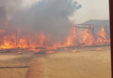 Catania e provincia assediate dagli incendi. Inferno di fuoco alla Playa: ingenti i danni VIDEO