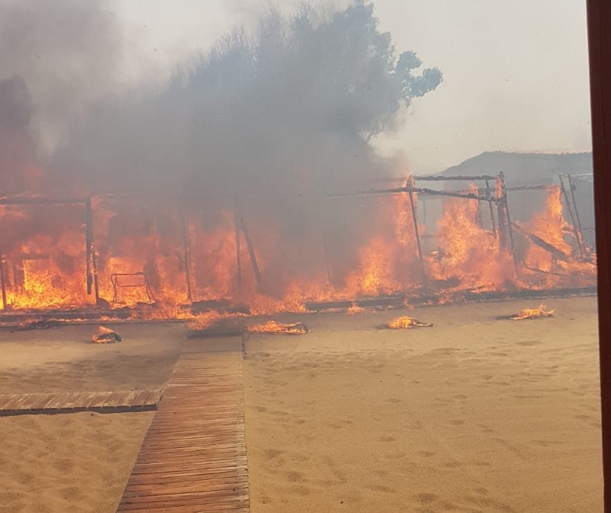 Catania e provincia assediate dagli incendi. Inferno di fuoco alla Playa: ingenti i danni VIDEO