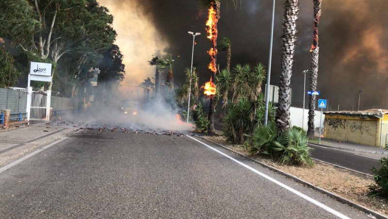 Inferno di fuoco a Catania, la conta dei danni. Attivi altri 5 focolai