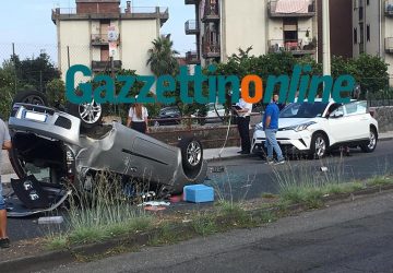 Giarre, rocambolesco incidente in via Trieste. Un&rsquo;auto si ribalta