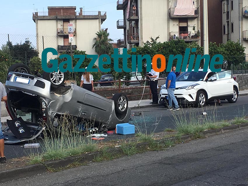 Giarre, rocambolesco incidente in via Trieste. Un’auto si ribalta