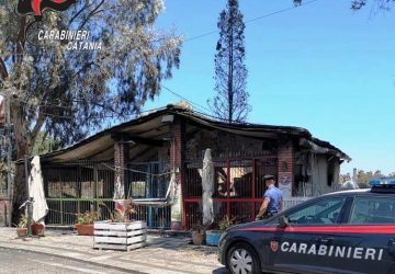 Saccheggia quello che il fuoco aveva risparmiato: sciacallo preso alla Playa