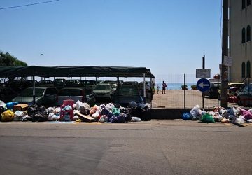 Fondachello e S.Anna periodicamente invase dai rifiuti. Come risolvere il problema?