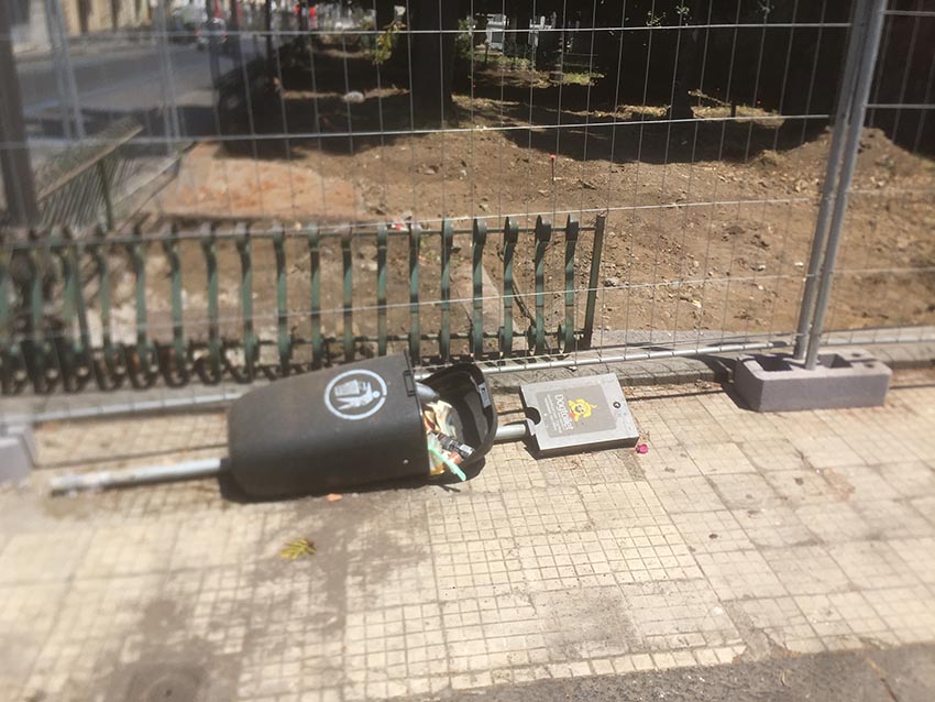 Giarre e la triste storia del cestino per le deiezioni canine “abbandonato”