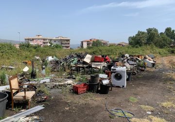Giarre, Jungo, incendi e fumi tossici: residenti esasperati VIDEO